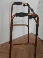 Chodítko pre čiastočne imobilného človeka