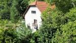 Dom s potokom a jazierkom